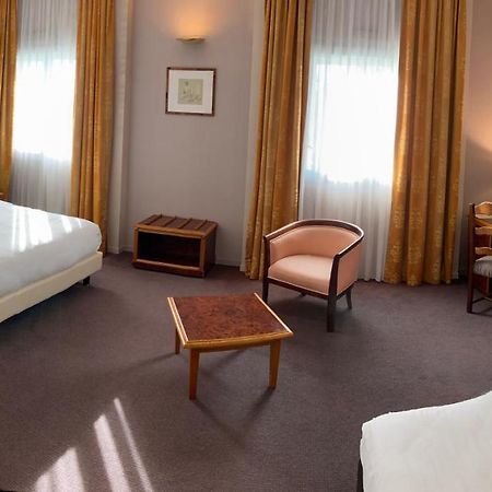 Le Manoir Hotel Orchies Bagian luar foto