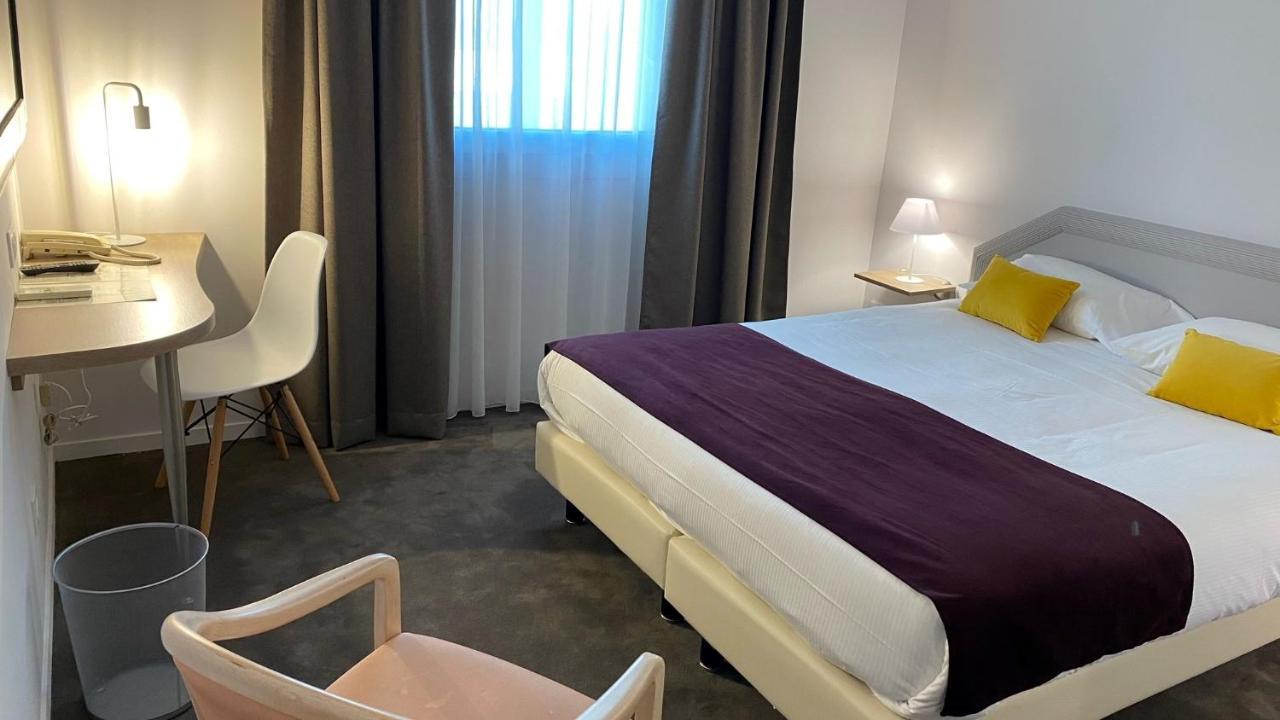 Le Manoir Hotel Orchies Bagian luar foto