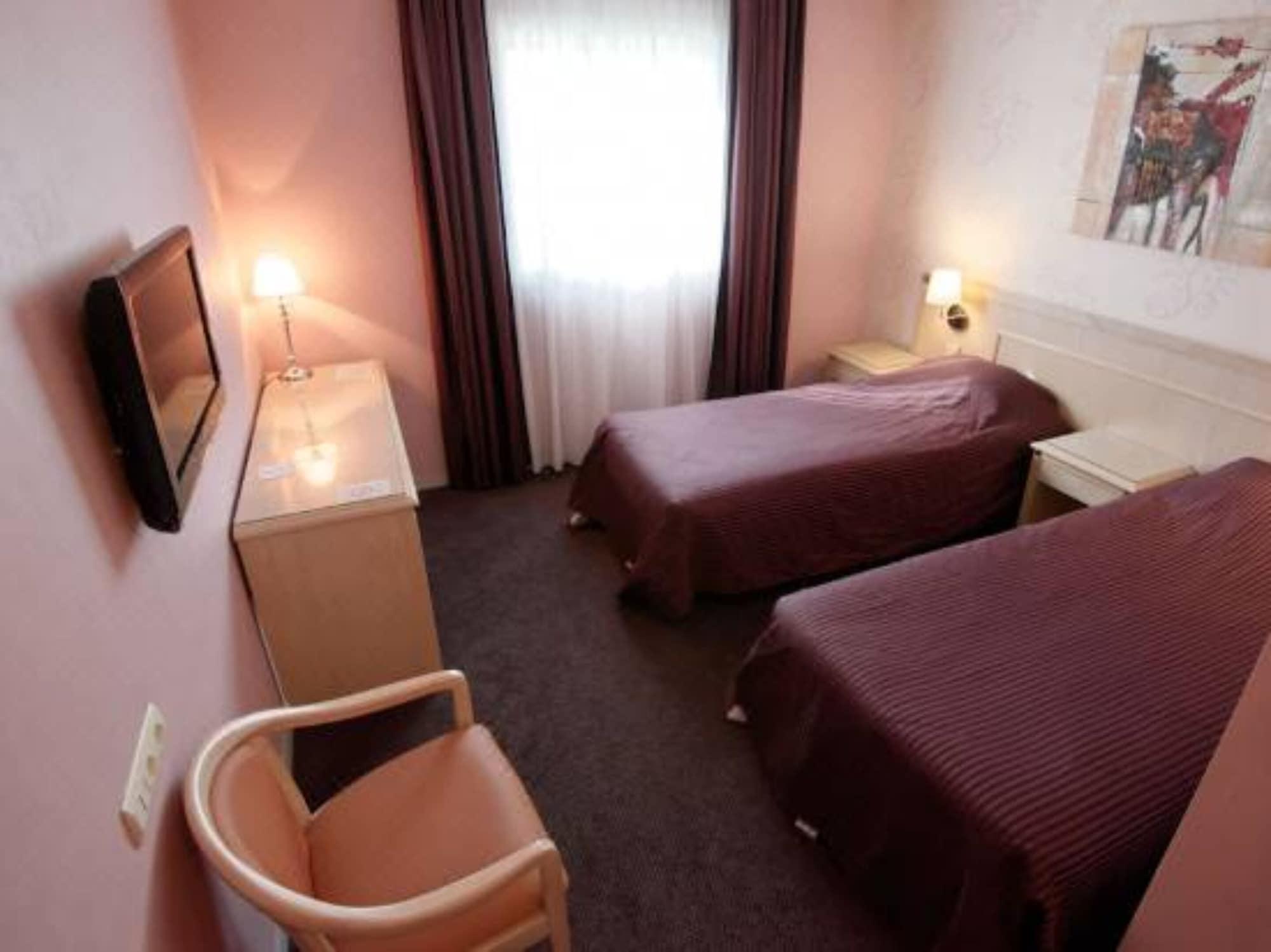 Le Manoir Hotel Orchies Bagian luar foto