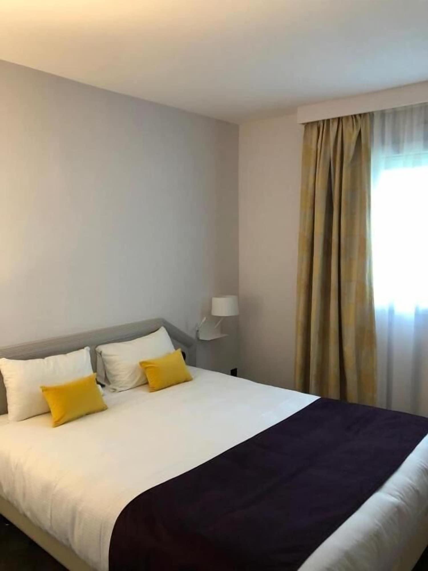 Le Manoir Hotel Orchies Bagian luar foto