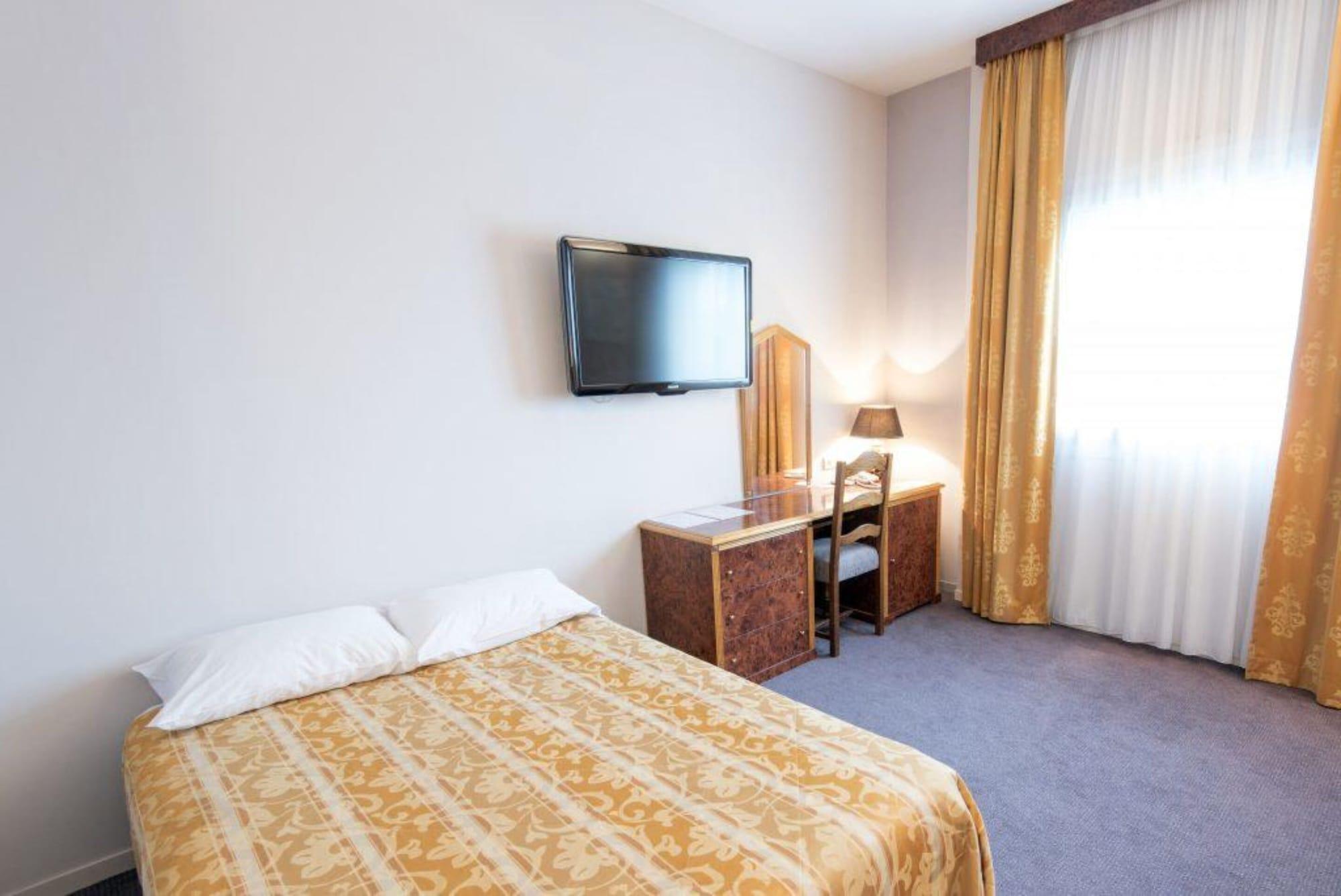 Le Manoir Hotel Orchies Bagian luar foto
