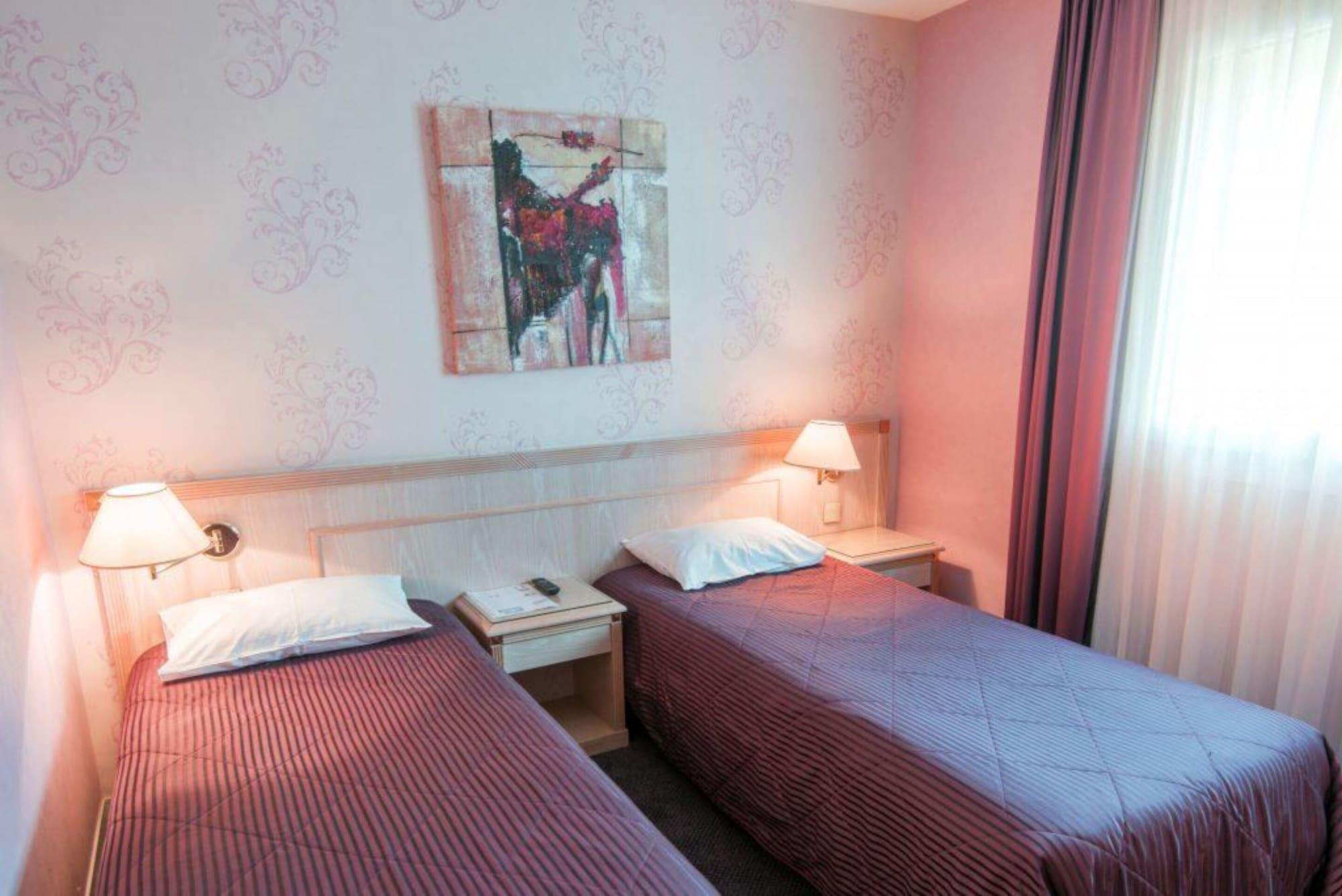Le Manoir Hotel Orchies Bagian luar foto