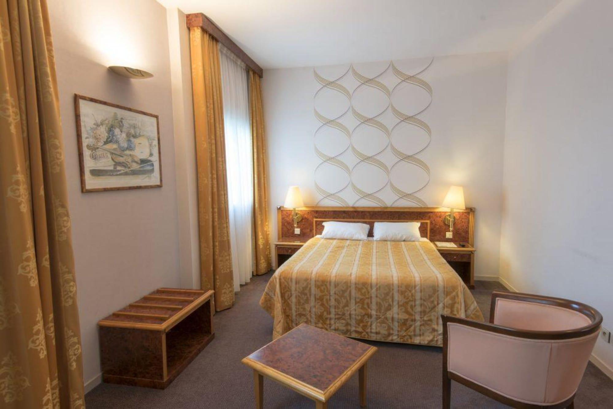 Le Manoir Hotel Orchies Bagian luar foto