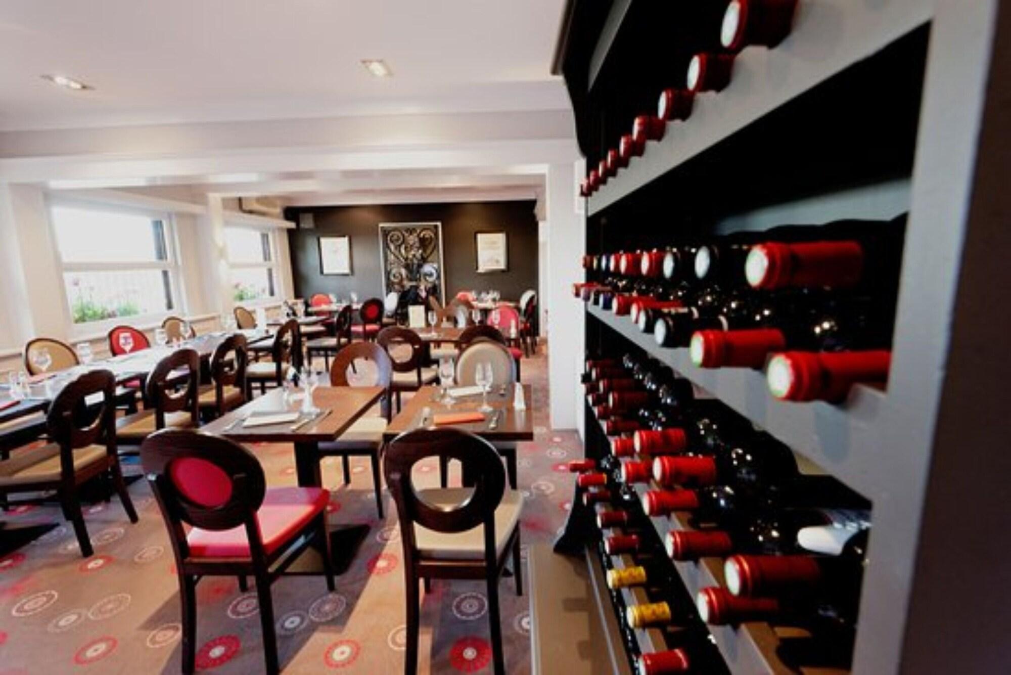 Le Manoir Hotel Orchies Bagian luar foto