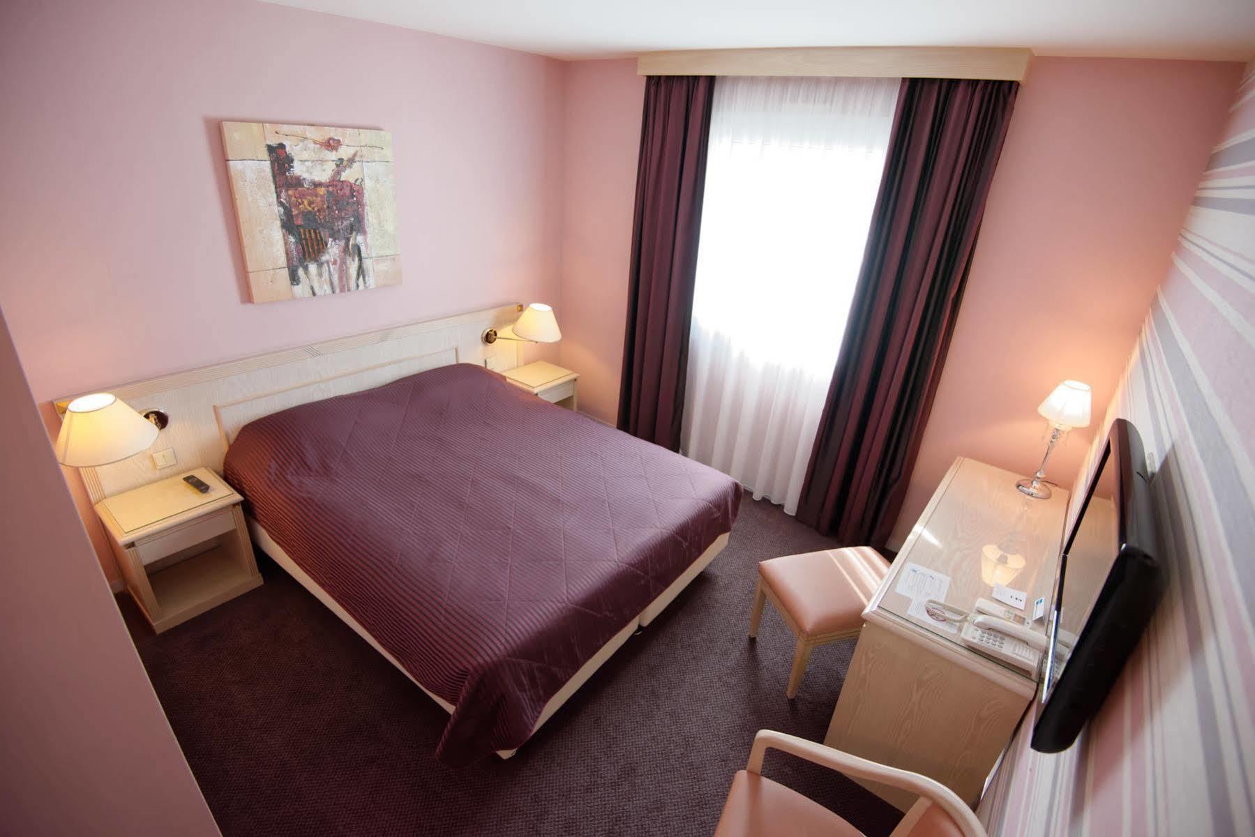 Le Manoir Hotel Orchies Bagian luar foto